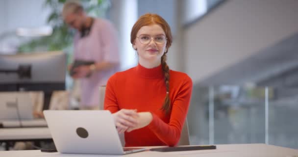 Modern Bir Ofiste Turuncu Saçlı Profesyonel Bir Kadını Dizüstü Bilgisayarında — Stok video