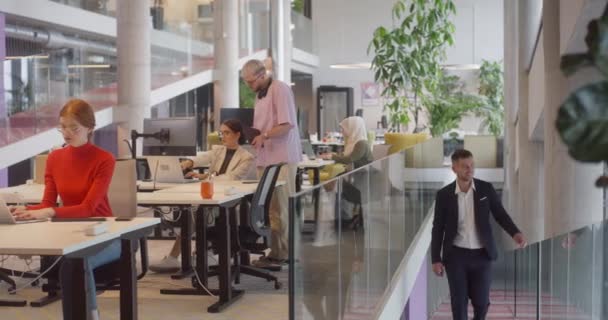 Egy Rendező Érkezik Egy Nagy Modern Irodába Ahol Csatlakozik Kollégáihoz — Stock videók