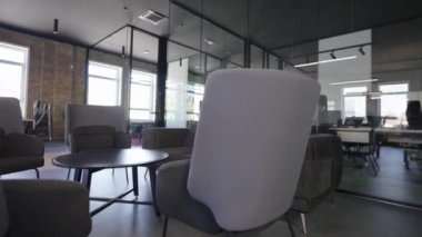 Modern başlangıç merkezleri çağdaş bir kurumsal ortamda cam ofislerden oluşur, modern bir çalışma alanının gösterişli, yenilikçi ve minimalist tasarım estetiğini vurgularlar. 