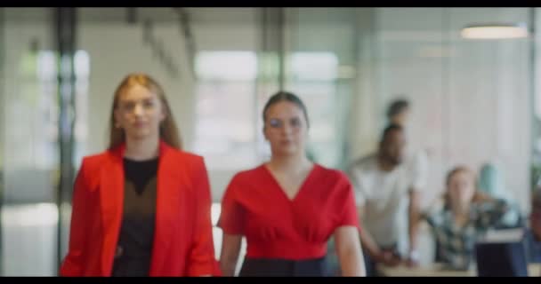 Команда Уверенных Себе Деловых Женщин Шагающих Коридорам Современного Стартап Пространства — стоковое видео