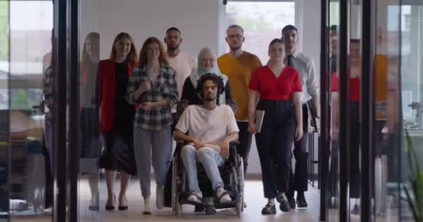 Разнообразная Группа Молодых Бизнесменов Собирается Современном Офисе Окруженном Стеклом Показывая — стоковое видео
