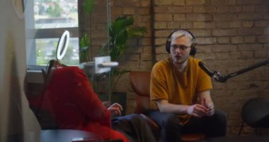 Çarpıcı mavi saçlı genç bir girişimci, çeşitli iş hikayeleri ve yeni girişimci fikirleri hakkında sohbetler yaparak, yenilikleri teşvik ederek ve paylaşarak bir podcastta konuk olarak görev yapıyor.