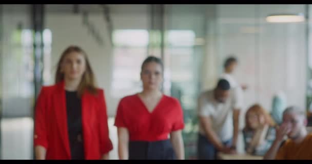 一群自信的女企业家在现代创业空间的走廊上大步走着 展示了她们的自信决心 同时也展示了她们对工作的热诚 — 图库视频影像