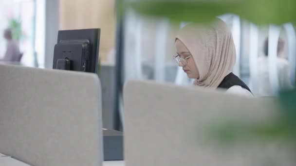 사무실에서 히잡을 착용하는 무슬림 기업가는 자신감과 부지런히 그녀의 컴퓨터에서 비즈니스 — 비디오
