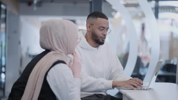 Ambiente Escritório Moderno Empresário Afro Americano Seu Colega Muçulmano Vestindo — Vídeo de Stock
