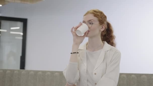 Modern Affärskvinna Med Pulserande Orange Hår Tar Uppfriskande Kaffepaus Ett — Stockvideo