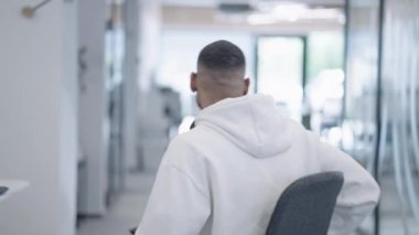 Afro-Amerikalı bir adam, meslektaşı ile verimli bir konuşma yaparken modern bir ofiste etkili bir şekilde bir tablet üzerinde çalışır, profesyonelliği, teknoloji entegrasyonunu ve