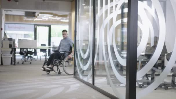 Μια Μεγάλη Σύγχρονη Εταιρεία Ένας Αποφασισμένος Επιχειρηματίας Αναπηρική Καρέκλα Ταξιδεύει — Αρχείο Βίντεο