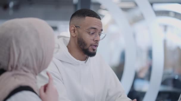 사무실 환경에서 아프리카계 미국인 사업가와 무슬림 히잡을 토론에 다양한 비즈니스 — 비디오