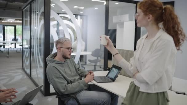 현대적인 사업가는 사무실에서 휴식을 즐기면서 동료들과 활기찬 대화를 나누며 효과적인 — 비디오