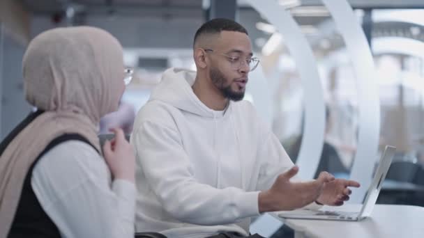 Сучасному Офісному Середовищі Афроамериканський Бізнесмен Його Мусульманський Колега Одягнений Хіджаб — стокове відео
