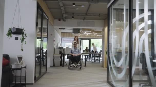 Unga Affärskollegor Samarbetskollegor Inklusive Person Rullstol Går Förbi Modern Kontorskorridor — Stockvideo
