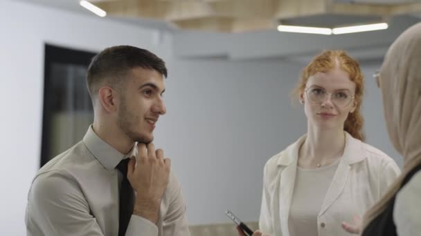 Uma Empresária Moderna Envolve Uma Conversa Animada Com Seus Colegas — Vídeo de Stock