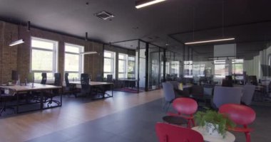 Modern başlangıç merkezleri çağdaş bir kurumsal ortamda cam ofislerden oluşur, modern bir çalışma alanının gösterişli, yenilikçi ve minimalist tasarım estetiğini vurgularlar. 