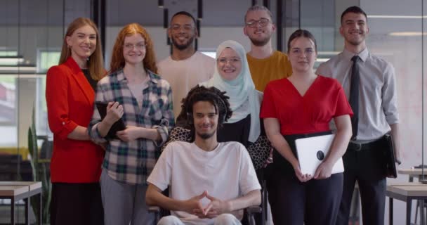 Různorodá Skupina Mladých Podnikatelů Shromažďuje Moderních Sklářských Kancelářích Které Mají — Stock video