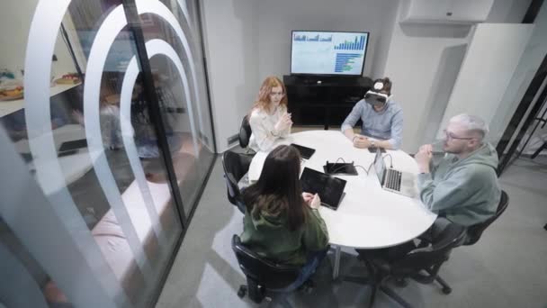 Různé Skupiny Podnikatelů Spolupracují Testují Novou Technologii Virtuální Reality Nosí — Stock video