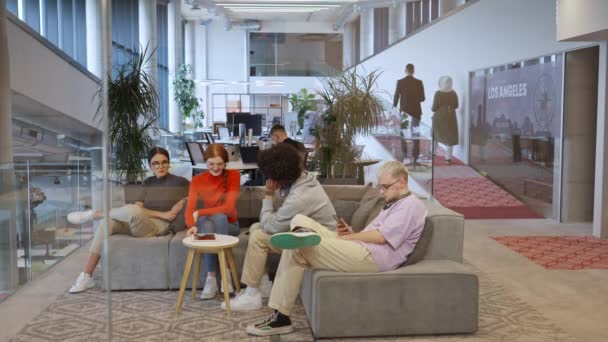 多様な同僚グループが近代的なオフィスで協力し さまざまなビジネス課題に対処するための集団的な問題解決スキルと革新的なアプローチを紹介します — ストック動画