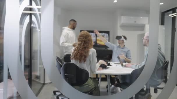 一群不同的商人合作并测试一种新的虚拟现实技术 他们戴着虚拟眼镜 在他们未来的工作空间中展示创新和创造力 — 图库视频影像