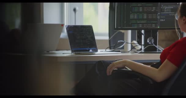 一个现代的女商人在一个现代的办公室休息一下 用她的智能手机在她的工作日里保持联系 — 图库视频影像