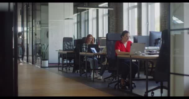 许多同事合作使用笔记本电脑 手机和平板电脑来应对商业挑战 并通过团队合作和创新技术来提高生产力 — 图库视频影像