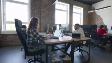 Çeşitli meslekdaşlar, takım çalışması ve yenilikçi teknoloji yoluyla iş dünyasındaki zorluklarla başa çıkmak ve üretkenliği artırmak için dizüstü bilgisayarlar, cep telefonları ve tabletler kullanarak iş birliği yaparlar.