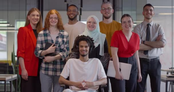 Groupe Diversifié Jeunes Gens Affaires Rassemble Sein Bureau Vitré Moderne — Video