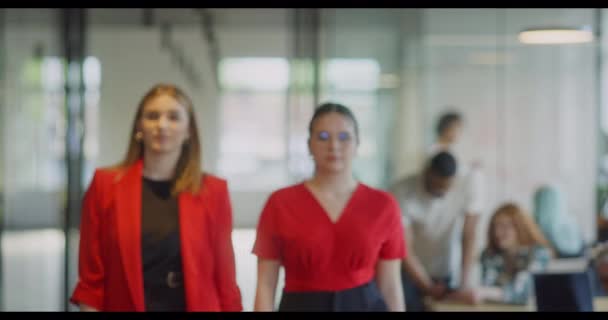 一群自信的女企业家在现代创业空间的走廊上大步走着 展示了她们的自信决心 同时也展示了她们对工作的热诚 — 图库视频影像