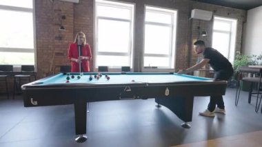 Çeşitli girişimci grupları, bilardo ve video oyunları, modern ofis ortamında takım bağlarını geliştirme ve gevşeme gibi çeşitli oyunlardan zevk almak için işe ara veriyor.