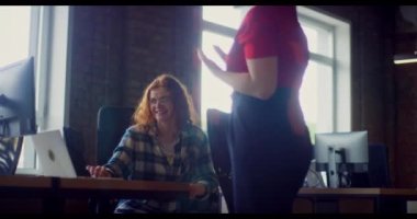 Çeşitli meslekdaşlar, takım çalışması ve yenilikçi teknoloji yoluyla iş dünyasındaki zorluklarla başa çıkmak ve üretkenliği artırmak için dizüstü bilgisayarlar, cep telefonları ve tabletler kullanarak iş birliği yaparlar.