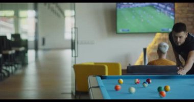 Çeşitli girişimci grupları, bilardo ve video oyunları, modern ofis ortamında takım bağlarını geliştirme ve gevşeme gibi çeşitli oyunlardan zevk almak için işe ara veriyor.