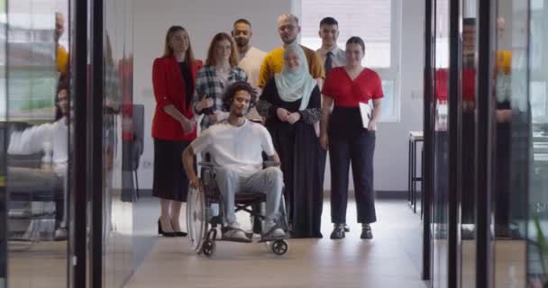 Mångsidig Grupp Unga Affärsmän Samlas Ett Modernt Startups Glastätt Kontor — Stockvideo