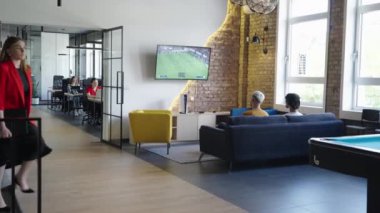 Çeşitli girişimci grupları, bilardo ve video oyunları, modern ofis ortamında takım bağlarını geliştirme ve gevşeme gibi çeşitli oyunlardan zevk almak için işe ara veriyor.