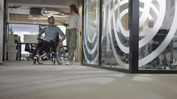 Genç Arkadaşları Işbirlikçi Arkadaşları Aralarında Tekerlekli Sandalyedeki Bir Kişinin Bulunduğu — Stok video