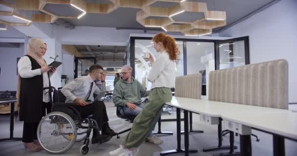 一组商界人士在一个创业空间集思广益 讨论商业项目 投资和迎接挑战 — 图库视频影像