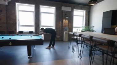 Çeşitli meslekdaşlar, takım çalışması ve yenilikçi teknoloji yoluyla iş dünyasındaki zorluklarla başa çıkmak ve üretkenliği artırmak için dizüstü bilgisayarlar, cep telefonları ve tabletler kullanarak iş birliği yaparlar.