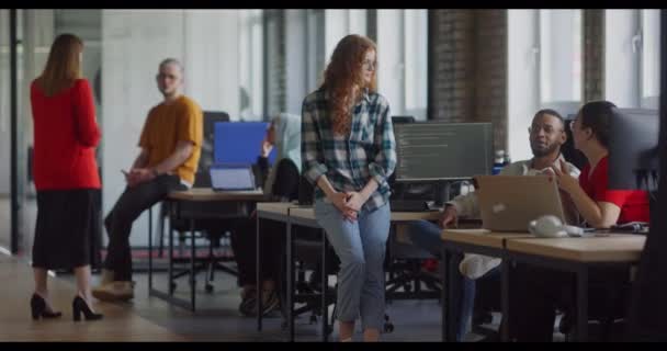 Çeşitli Arkadaşları Modern Bir Girişim Ofisindeki Arkadaşları Tarafından Çevrelenmiş Takım — Stok video