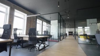 Modern başlangıç merkezleri çağdaş bir kurumsal ortamda cam ofislerden oluşur, modern bir çalışma alanının gösterişli, yenilikçi ve minimalist tasarım estetiğini vurgularlar. 
