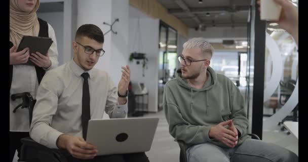 Gruppo Uomini Affari Che Fanno Brainstorming Insieme Uno Spazio Startup — Video Stock
