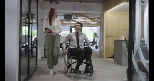 Junge Geschäftskollegen Kollaborative Geschäftskollegen Einschließlich Einer Person Rollstuhl Gehen Einem — Stockvideo