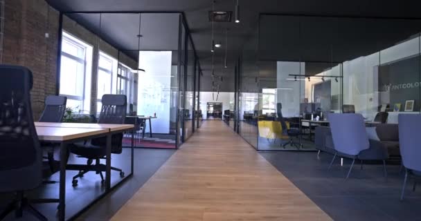 Modern Başlangıç Merkezleri Çağdaş Bir Kurumsal Ortamda Cam Ofislerden Oluşur — Stok video