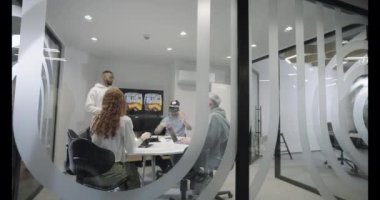  Çeşitli meslekdaşlardan oluşan bir grup, takım çalışması, üretkenlik ve dinamik bir şirket ortamını örnek alarak, modern bir ofiste çeşitli iş görevlerini birlikte ve verimli bir şekilde yerine getiriyor.