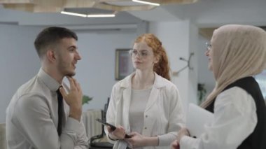 Bir grup iş arkadaşı çeşitli iş projeleri hakkında dinamik bir tartışmaya giriştiler, işbirliği içinde çözümler ürettiler ve takım çalışması, yenilik ve etkili çalışma örneklerini sundular.