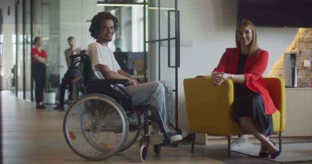 Αφροαμερικάνος Επιχειρηματίας Αναπηρική Καρέκλα Συμμετέχει Επαγγελματική Συζήτηση Τον Συνάδελφό Του — Αρχείο Βίντεο