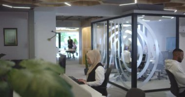 Girişim alanında beyin fırtınası yapan bir grup iş adamı iş projelerini, yatırımları ve sorunları çözmeyi tartışıyor.