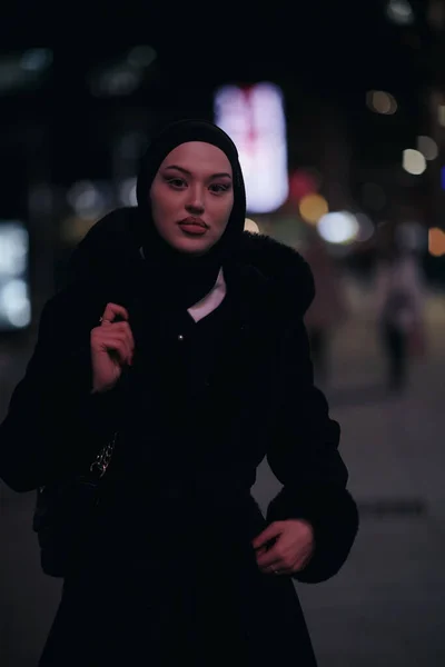 Mulher Muçulmana Andando Uma Rua Urbana Cidade Uma Noite Fria — Fotografia de Stock