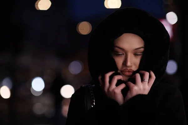 Muslim Woman Walking Urban City Street Cold Winter Night Wearing — Stock Photo, Image