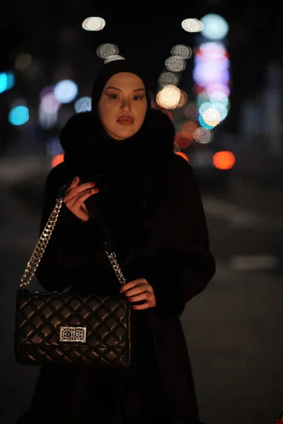 Muselman Kvinna Promenader Urban Stad Gata Kall Vinter Natt Bär — Stockfoto