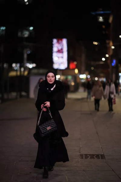 Mulher Muçulmana Andando Uma Rua Urbana Cidade Uma Noite Fria — Fotografia de Stock