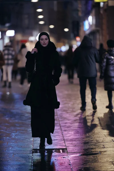Femme Musulmane Marchant Dans Une Rue Urbaine Par Une Froide — Photo