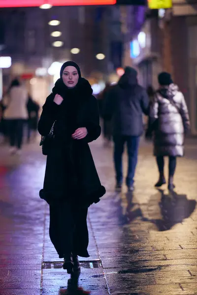 Moslim Vrouw Wandelen Een Stedelijke Stad Straat Een Koude Winter — Stockfoto